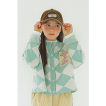 [마르디엠버] 스포티한 무드가 가득 담긴 피치스 베이니 자카드 니트 가디건은 차분한 파스텔톤의 다이아 패턴으로 짜여져 돋보이는 아이템이예요.