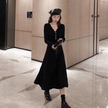 미디엄 니트 원피스 여성은 가을 겨울 날씬해 보이고 코트를 베이스로 양지 스타일을 입고 무릎 스웨터 스커트를 입는다.