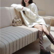 채윤러브 chaeyoon love 여성스러운 라운드넥 니트티 캐주얼