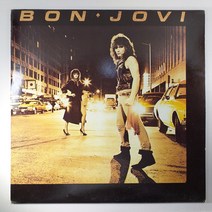 (중고LP) BON JOVI RUNAWAY 1987년 라이센스 (자켓 상태 AA. 음반 상태 A이나 부분백화 있음 이미지 확인. 가사지 있음)