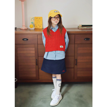 [마르디엠버] F/W 시즌 포인트 컬러감으로 데일리 하게 입기 좋은 피치스 메이니 니트 베스트는 여유 있는 핏으로 편하게 착용할 수 있도록 제작해 주었어요.