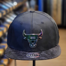 NBA 강력추천!! 22년 신상품 남여공용 시카고 불스 CHI 금속 로고 장식 하챙 레터링 자수 포인트 카모플라주 블랙 칼라 스냅백 모자