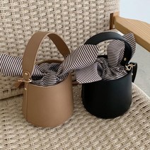 가방 코디 여성 직장인 책 쇼핑백 패션