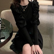 여성스러운 실루엣 블랙 블라우스 미니스커트 코디