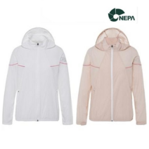 네파 _NC송파점 여성 스포티한 무드의 레터링 디테일 방풍 자켓 메커니컬 스트레치 소재 적용으로 편안한 착용감을 제공하는 카미노 방풍 자켓 SPJK