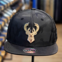 NBA 강력추천!! 22년 신상품 남여공용 밀워키벅스 금속 로고 장식 하챙 레터링 자수 카모 패턴 포인트 블랙 칼라 스냅백 모자