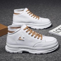 남자의 작은 흰색 신발 보드 신발