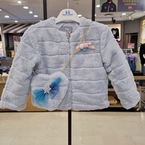 쁘띠앙팡 산본점 #겨울 초특가 70%세일# 부드럽고 고급스런 소재감의 멋쟁이 필수템 예니퍼점퍼에요^^ 예쁜 퍼코트로 겨울왕국 공주님룩 완성~~^^ 가방셋트에요