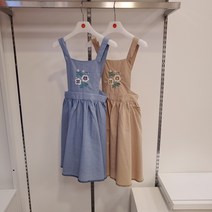 래핑차일드 부평점 가슴부분에 꽃자수와 버튼홀스티치의 스타일링을 더한 플라워 오버롤 원피스 83129-500-71LHC