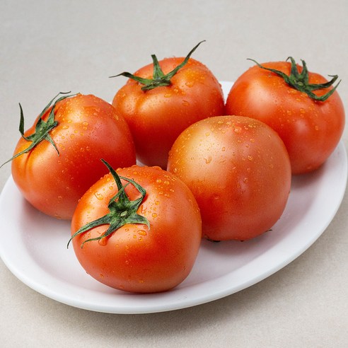 새콤한 수분감으로 달걀덮밥 맛을 살려주는 완숙 토마토로, 빠른 한그릇 집밥에 쓰기 좋습니다. - 1