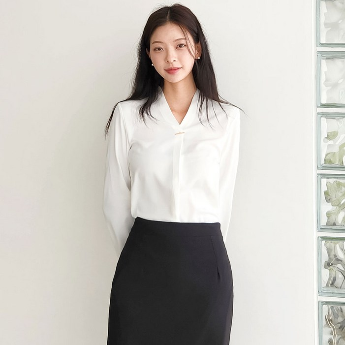 여성 V넥 브이넥 블라우스 긴팔 골드장식 윙즈 여성 V넥 브이넥 블라우스 긴팔 골드장식 윙즈