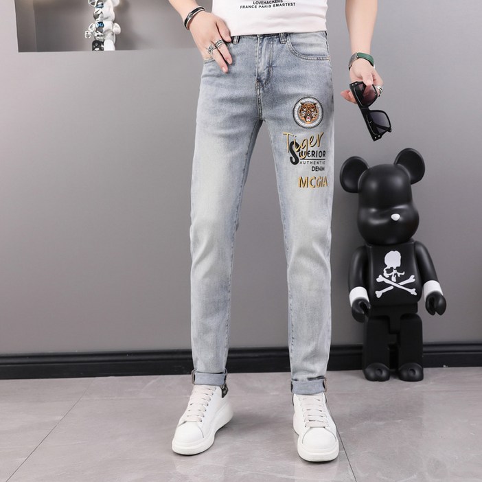 2022 년 여름 남성 스트레치 자수 청바지 남성 하이 엔드 패션 캐주얼 슬림 풋 프린트 바지 남성