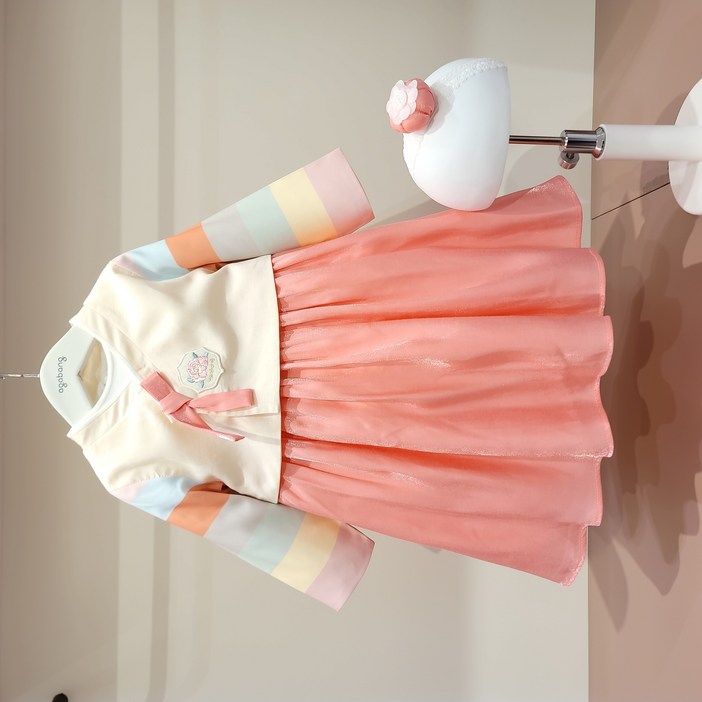 아가방강남점사랑스러운 컬러감의 원피스한복소매의 색동 나염과 화사하고 사랑스러운 핑크 족두리세트