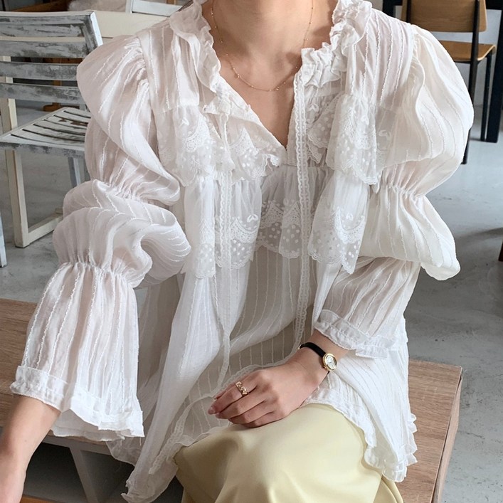 비비에모 엘하슈 레이스 펀칭 러플 블라우스 11273