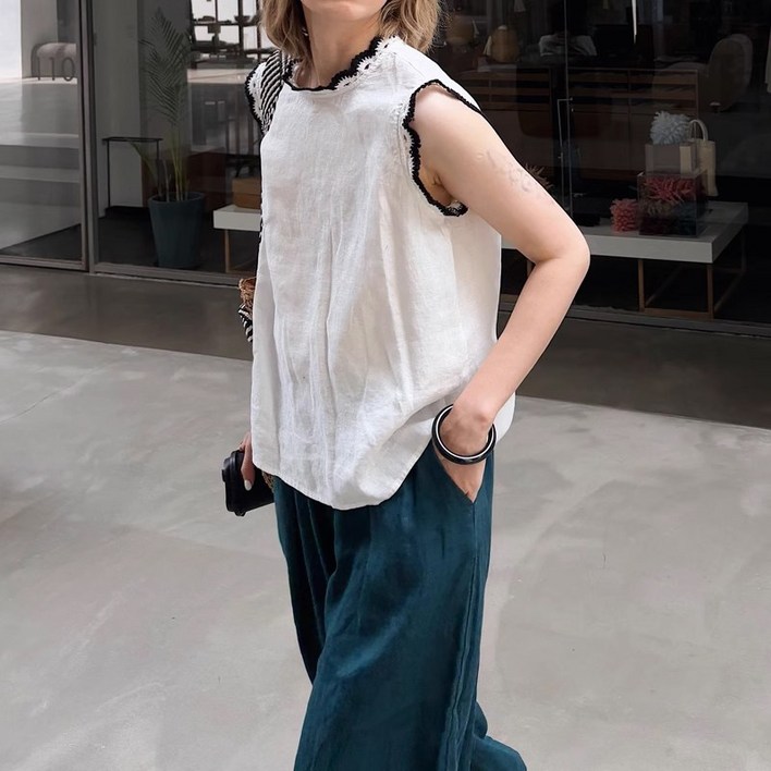 퀸앤조이 린넨의 계절 라넬루 레이스넥 민소매 블라우스