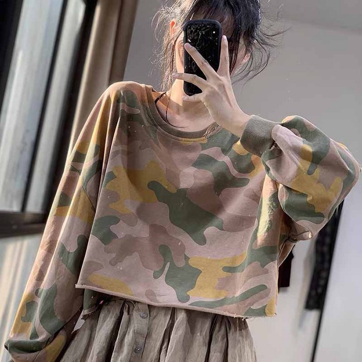 AOKADA 여성 오버핏 라운드 맨투맨 카미플라쥬 프린팅 가오리핏 긴팔 티셔츠