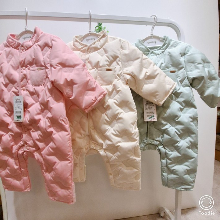 아가방 안양점  23년겨울신상 30 할인 핑피핑크한 오리털 무봉제 우주복 세가지 색상 손발싸개가 되어있어 바람 들어갈곳 없어 따뜻한 겨울을 보낼수 있는 우주복이예욤