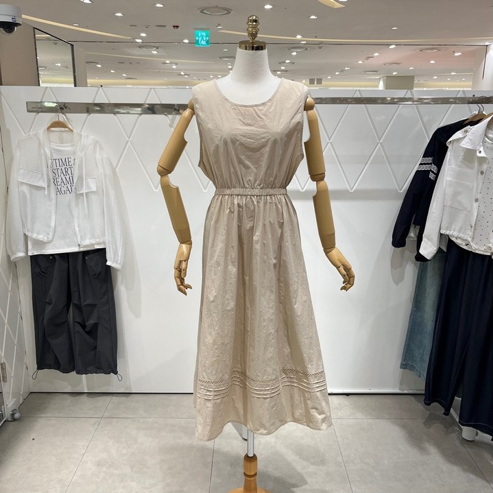 [AK플라자] [밸리걸] 레이스 포인트 슬리브리스 원피스 820210