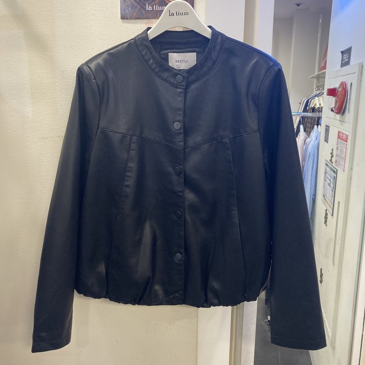 라티움 데스틸 핏감예쁜 봄 가을 레쟈 인조가죽  쟈켓 D2533JK02