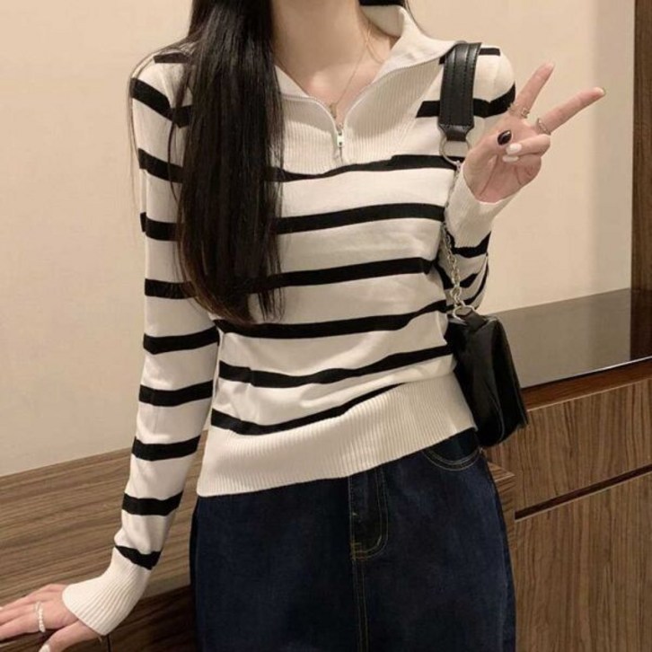 오너클랜 루즈핏 하이넥 반집업 스트라이프 니트 캐주얼코디
